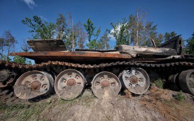 2022 'de Ukrayna' nın Kyiv bölgesinde imha edilen Rus tankının fotoğrafı.