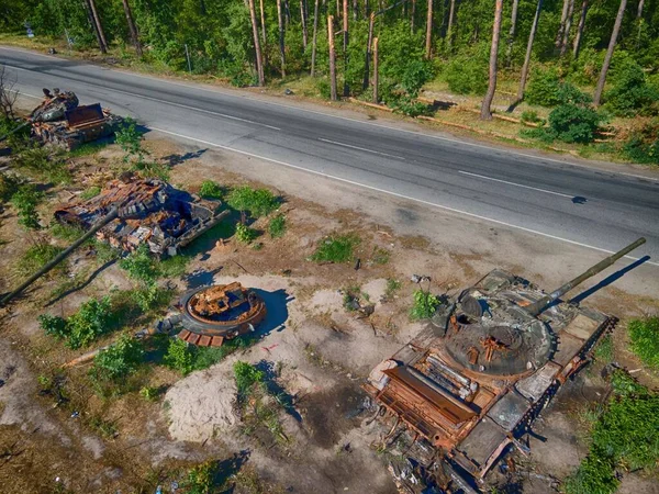 2022 'de Ukrayna' nın Kyiv bölgesinde imha edilen Rus tankının fotoğrafı.