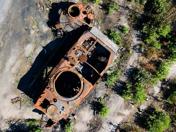 2022 'de Ukrayna' nın Kyiv bölgesinde imha edilen Rus tankının fotoğrafı.