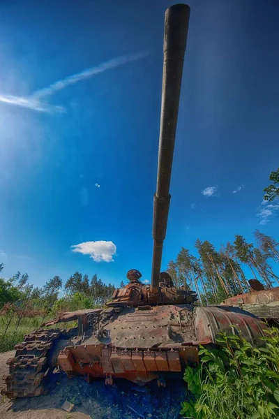 2022 'de Ukrayna' nın Kyiv bölgesinde imha edilen Rus tankının fotoğrafı.