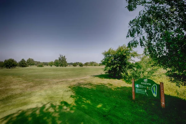 Golf sahasının fotoğrafı.