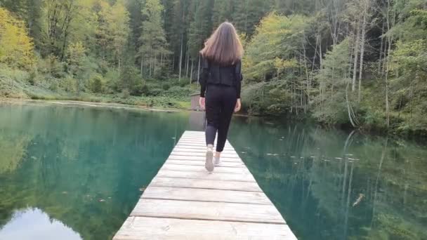 Gyönyörű Lány Sétál Egy Leszálló Színpadon Kilátással Tóra Naplementekor Ausztriában — Stock videók
