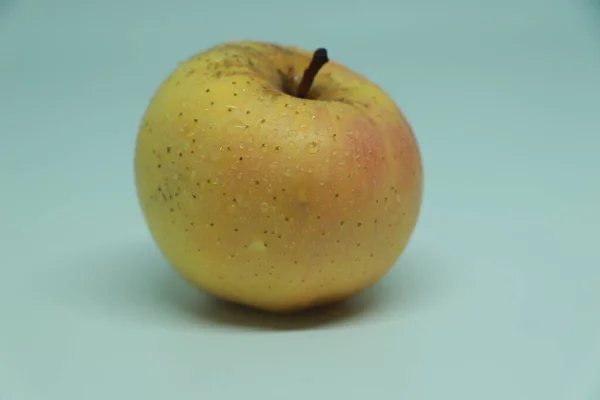 Isolated Wet Apple Whole Yellow Golden Apple Fruit Isolated White — 스톡 사진