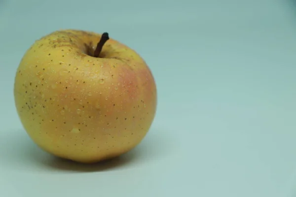Wet Golden Delicious Apple Isolated White Background — Stockfoto