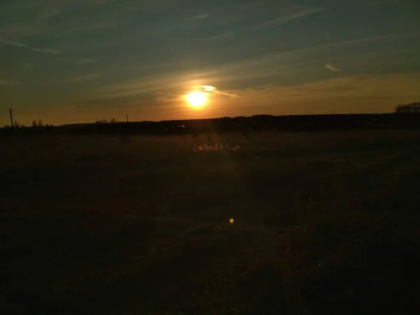 Die Strahlen Der Untergehenden Sonne Erhellen Das Herbstliche Feld — Stockfoto
