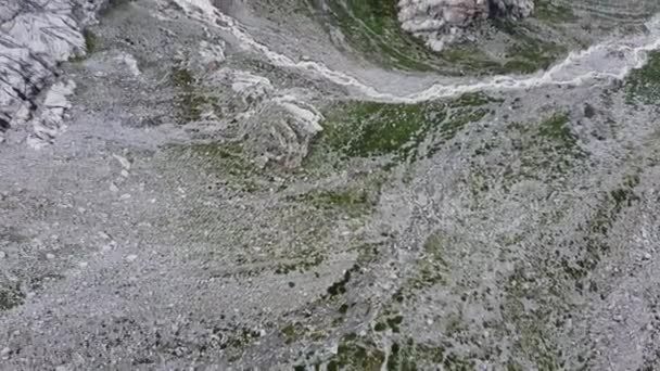 Vista maestosa delle alte montagne rocciose e del ghiacciaio — Video Stock