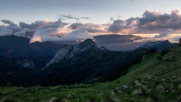 Timelapse Vista del atardecer y las nubes moviéndose por encima de la cima de la montaña. Cáucaso — Vídeos de Stock