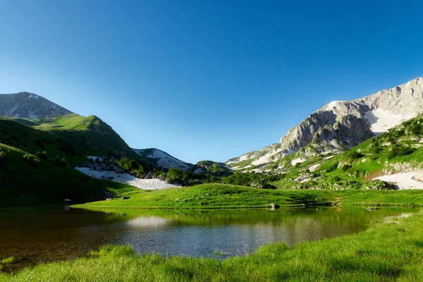 Yazın Dağ Gölü yakınındaki Kamp Çadırı.