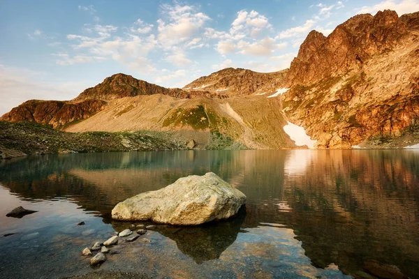 Panoramablick auf den türkisfarbenen See mit den umliegenden scharfen Gipfeln Berge im Tal bei sonnigem Sommertag Stockfoto