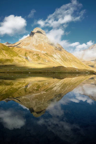 Lago con montagne e nuvole riflessione sull'acqua. Tranquillo paesaggio naturale. Lago con acqua calma e riflessi — Foto Stock
