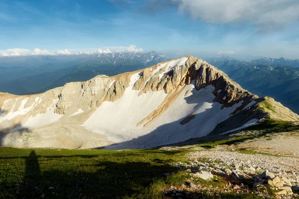 Panoramatický výhled na zasněženou horu rybí tůně — Stock fotografie