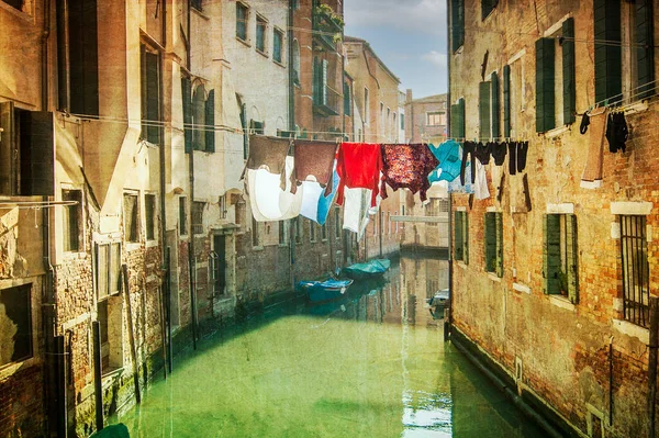 Pequeño Canal Con Ropa Colgada Sobre Canal Con Barcos Amarrados — Foto de Stock