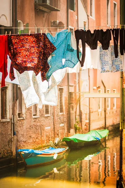 Small Canal Clothes Hung Canal Moored Boats Old Houses Venetian — Stock Photo, Image