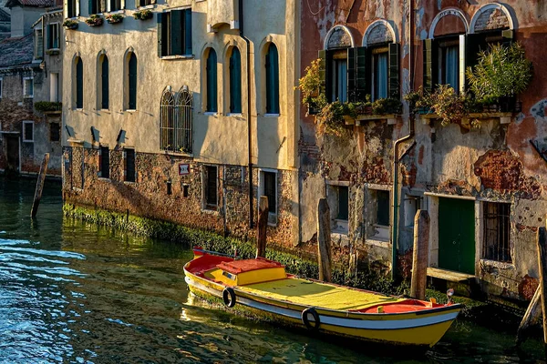 Pequeño Canal Con Botes Amarrados Casas Antiguas Laguna Veneciana Venecia — Foto de Stock