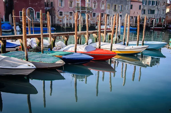 Pequeño Canal Con Embarcaciones Amarradas Casas Antiguas Laguna Veneciana Venecia — Foto de Stock