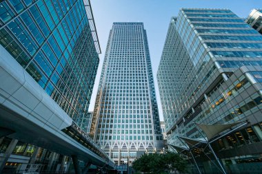 Ofis binaları, gökdelenler, mavi gökyüzü, Londra Kanarya Rıhtımı 'nın iş bölgesinde güneşli bir gün. Web siteleri, broşürler, posterler, baskı ve tasarım için kullanılabilir.