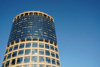 İş merkezinde gökdelenler, finans bölgesi, güneşli gün, mavi gökyüzü, boş uzay, Moskova, Rusya. Web siteleri, broşürler, posterler, baskı ve tasarım için kullanılabilir.