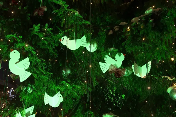 おもちゃや鳥 電球の庭 夜の照明 クリスマス気分のクリスマスツリー ウェブサイト パンフレット ポスター デザインに使用できます — ストック写真