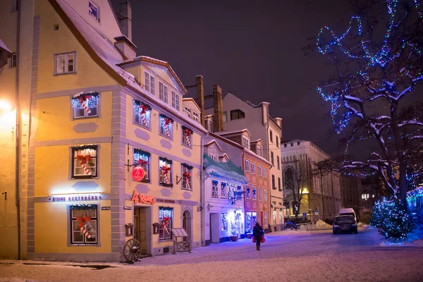 Tarde Invierno Iluminada Por Farolas Nocturnas Calles Nevadas Riga Letonia — Foto de Stock