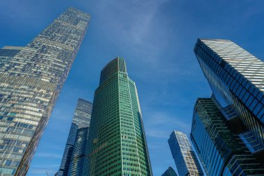 İş merkezinde gökdelenler, finans bölgesi, güneşli bir gün, mavi gökyüzü, boş bir alan, Moskova, Rusya. Web siteleri, broşürler, posterler, baskı ve tasarım için kullanılabilir.