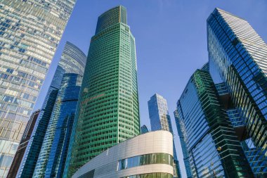 İş merkezinde gökdelenler, finans bölgesi, güneşli bir gün, mavi gökyüzü, boş bir alan, Moskova, Rusya. Web siteleri, broşürler, posterler, baskı ve tasarım için kullanılabilir.