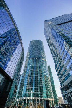 İş merkezinde gökdelenler, finans bölgesi, güneşli bir gün, mavi gökyüzü, boş bir alan, Moskova, Rusya. Web siteleri, broşürler, posterler, baskı ve tasarım için kullanılabilir.