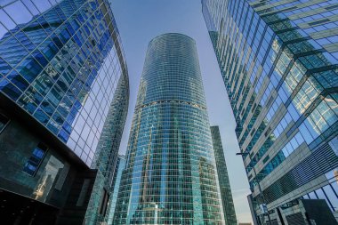 İş merkezinde gökdelenler, finans bölgesi, güneşli bir gün, mavi gökyüzü, boş bir alan, Moskova, Rusya. Web siteleri, broşürler, posterler, baskı ve tasarım için kullanılabilir.