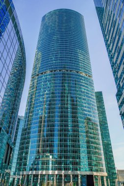 İş merkezinde gökdelenler, finans bölgesi, güneşli bir gün, mavi gökyüzü, boş bir alan, Moskova, Rusya. Web siteleri, broşürler, posterler, baskı ve tasarım için kullanılabilir.