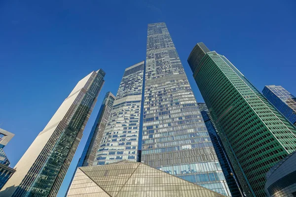 ビジネスセンター 金融地区 晴れた日 空のスペース モスクワ市 ロシアの高層ビル ウェブサイト パンフレット ポスター デザインに使用できます — ストック写真