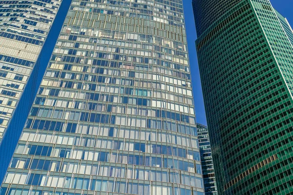 İş merkezinde gökdelenler, finans bölgesi, güneşli bir gün, mavi gökyüzü, boş bir alan, Moskova, Rusya. Web siteleri, broşürler, posterler, baskı ve tasarım için kullanılabilir.