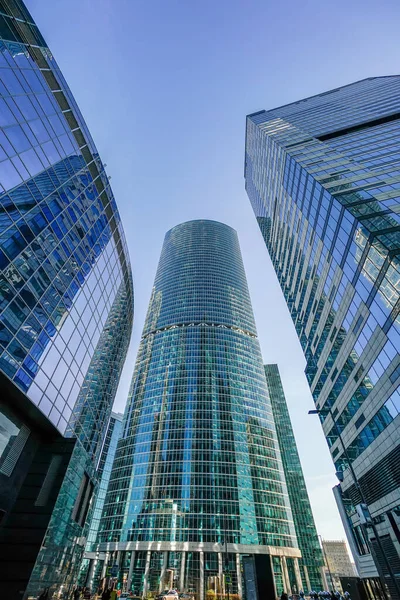 İş merkezinde gökdelenler, finans bölgesi, güneşli bir gün, mavi gökyüzü, boş bir alan, Moskova, Rusya. Web siteleri, broşürler, posterler, baskı ve tasarım için kullanılabilir.