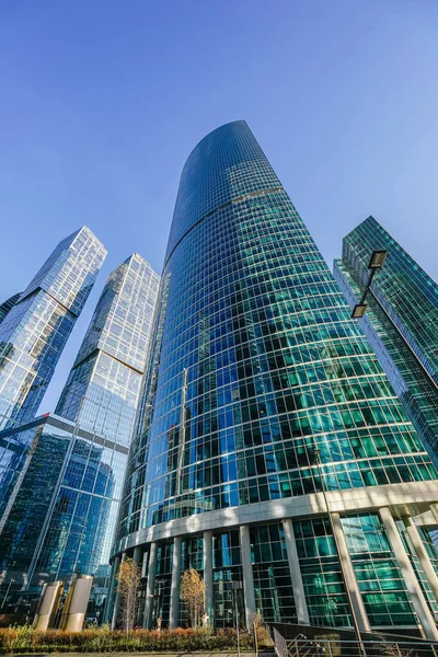 İş merkezinde gökdelenler, finans bölgesi, güneşli bir gün, mavi gökyüzü, boş bir alan, Moskova, Rusya. Web siteleri, broşürler, posterler, baskı ve tasarım için kullanılabilir.