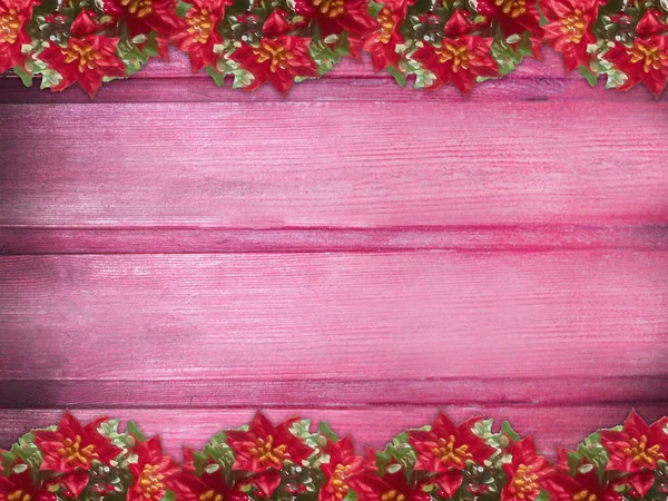 冬季木制玫瑰粉红樱桃自然背景 两侧有一品红 漆木水平板的结构 圣诞节 新年贺卡 带有复印空间 祝贺卡片 邀请卡 派对卡片 圣诞贺词 — 图库照片