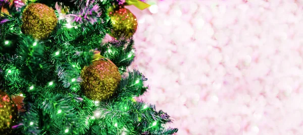 クリスマスと新年は背景を経験する モミの木やハイライトにクリスマスレッドゴールドボールと美しい広角ホリデーテンプレート パノラマの古典的なヘッダーデザインと光ボケの背景のためのコピースペースを持つWebバナー Web Desiで使用できます — ストック写真
