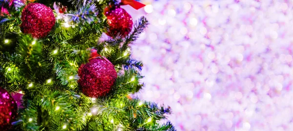 크리스마스와 배경이야 아름다운앤 홀리데이 전나무에 성탄절붉은 그리고 하이라이트 디자인을 파노라마 — 스톡 사진
