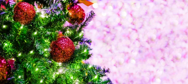 クリスマスと新年は背景を経験する モミの木やハイライトにクリスマスの赤いボールと美しい広角ホリデーテンプレート パノラマの古典的なヘッダーデザインと光ボケの背景のためのコピースペースを持つWebバナー Webデザインで使用できます — ストック写真