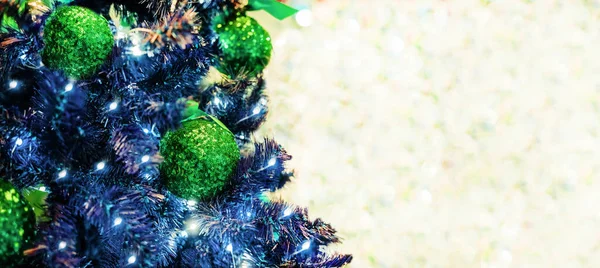 クリスマスと新年は背景を経験する モミの木やハイライトにクリスマスグリーンのボールと美しい広角ホリデーテンプレート パノラマの古典的なヘッダーデザインと光ボケの背景のためのコピースペースを持つWebバナー Webデザインで使用できます — ストック写真