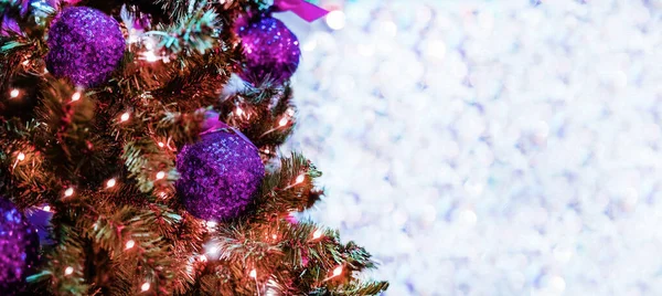 クリスマスと新年は背景を経験する モミの木やハイライトにクリスマスマゼンタライラックボールと美しい広角ホリデーテンプレート パノラマの古典的なヘッダーデザインと光ボケの背景のためのコピースペースを持つWebバナー Webで使用できます — ストック写真