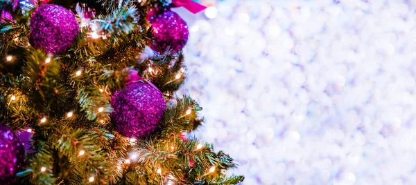 クリスマスと新年は背景を経験する モミの木やハイライトにクリスマスマゼンタピンクの赤いボールと美しい広角ホリデーテンプレート パノラマの古典的なヘッダーデザインと光ボケの背景のためのコピースペースを持つWebバナー 使用できます — ストック写真