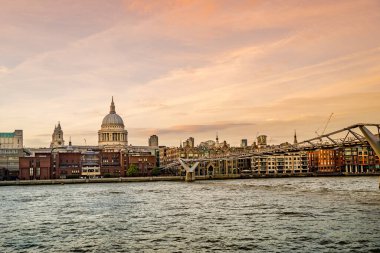 Ofis binaları, gökdelenler, mavi gökyüzü ve bulutların arka planına, Thames nehrine, köprüye, İngiltere 'nin Londra ilçesine karşı iş yapan kiliseler var. Web siteleri, broşürler, posterler, baskı ve tasarım için kullanılabilir.