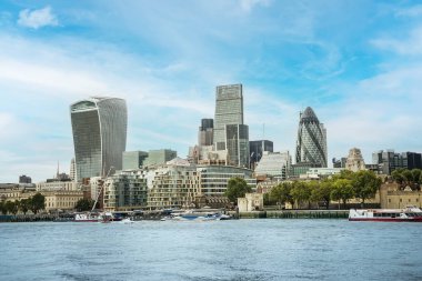 Ofis binaları, gökdelenler, mavi gökyüzü ve bulutların arka planına, Thames nehrine, İngiltere 'nin Londra ilçesine karşı iş yapan kiliseler var. Web siteleri, broşürler, posterler, baskı ve tasarım için kullanılabilir.