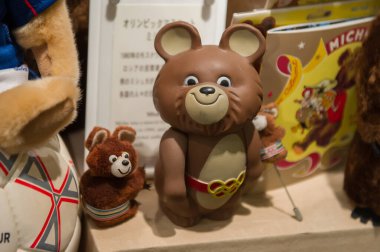 02.04.2012 Hida, Japonya Ekoloji temalı bir müze, 180 yıllık geleneksel gazshozukuri tarzı bina, eğimli bir sazdan çatılı ev dünya çapında 1000 ayıdan oluşan bir koleksiyon.