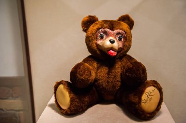 02.04.2012 Hida, Japonya Ekoloji temalı bir müze, 180 yıllık geleneksel gazshozukuri tarzı bina, eğimli bir sazdan çatılı ev dünya çapında 1000 ayıdan oluşan bir koleksiyon.