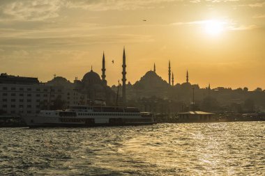 İstanbul Boğazı, gün batımında setin, gemilerin, camilerin ve Yeni Cami 'nin manzarası. Web siteleri, broşürler, posterler, baskı ve tasarım için kullanılabilir.