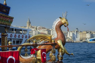 İstanbul Boğazı, ejderha sembolü, Karaköy setinin manzarası, gemiler, Galata Kulesi. Hindi. Web siteleri, broşürler, posterler, baskı ve tasarım için kullanılabilir.