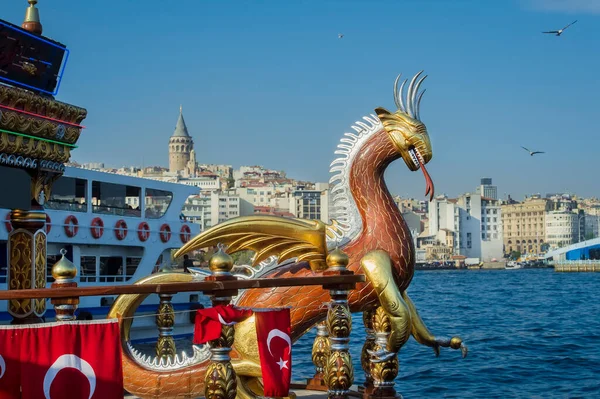 İstanbul Boğazı, ejderha sembolü, Karaköy setinin manzarası, gemiler, Galata Kulesi. Hindi. Web siteleri, broşürler, posterler, baskı ve tasarım için kullanılabilir.