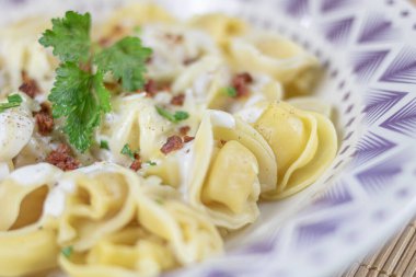 Cappelletti halka şeklinde bir İtalyan makarnasıdır.