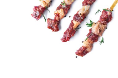 Beyaza izole edilmiş biberiye ve biberiyeli taze çiğ et. Yemek pişirme konsepti