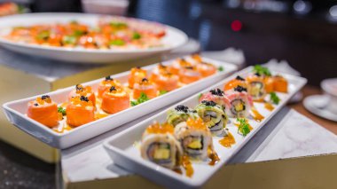 Çeşitli Japon yemeklerine ayrılmış lezzetli suşi dürümleri.