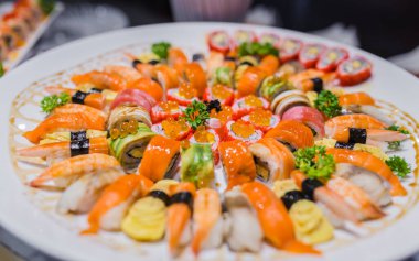 Çeşitli Japon yemeklerine ayrılmış lezzetli suşi dürümleri.